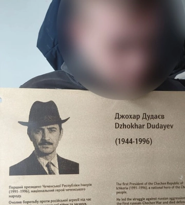 Правоохоронці затримали зловмисників, які викрали меморіальну таблицю Джохару Дудаєву у Львові