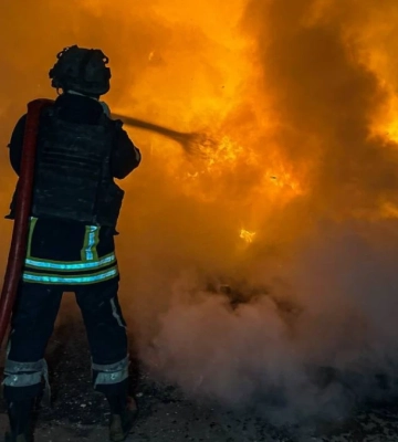 Пожежу гасили під обстрілами: росіяни уночі вдарили по поштовому складу в Херсоні