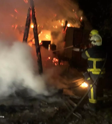 На Хустщині рятувальники ліквідували пожежу в надвірній споруді