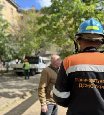 Комунальники та адміністрації районів ліквідовують наслідки атаки дронів