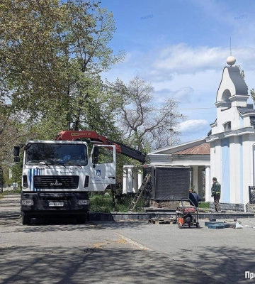 КП «Парки» демонтували памʼятний знак про заснування Миколаєва з Флотського бульвару