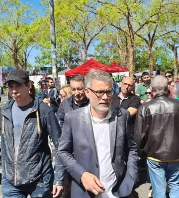 Лидера французских социалистов Фора забросали мукой на первомайском шествии
