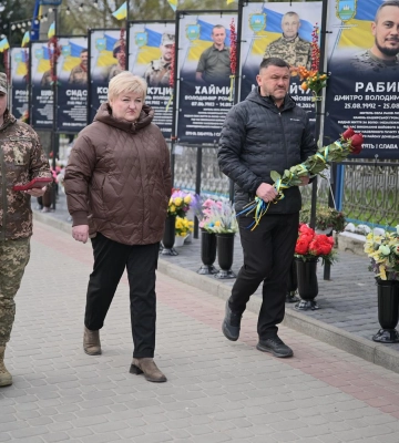 У рівненському ліцеї відкрили меморіальну дошку на честь загиблого захисника Сергія Тлучкевича (ФОТО)