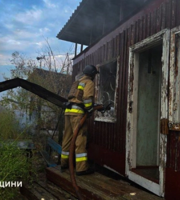 Унаслідок атак РФ на Миколаївщині пошкоджені будинки, авто та ЛЕП