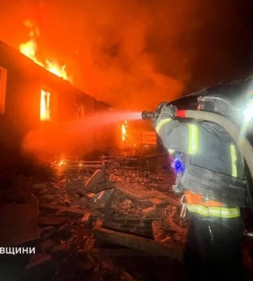 Великий Бурлук на Харківщині вночі зазнав удару окупантів: виникла пожежа, є постраждалі