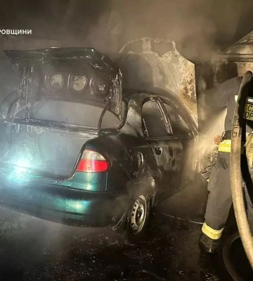 Нічна пожежа у Дніпрі: біля будинку горіло авто