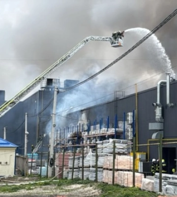 Рятувальники показали кадри з місця пожежі, яка сталась внаслідок атаки на Тернопіль