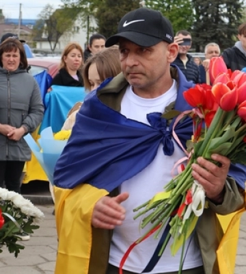 На Волині громада зустріла звільненого з полону Захисника Андрія Жолоба 