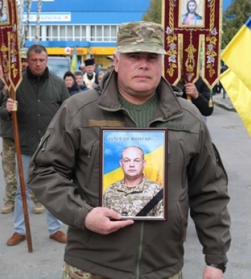 На Волині громада зустріла звільненого з полону Захисника Андрія Жолоба 