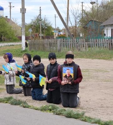 На Волині громада зустріла звільненого з полону Захисника Андрія Жолоба 