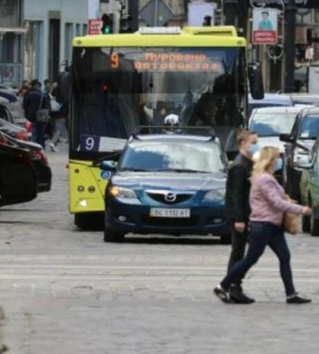 Сьогодні центр Львова закриють для приватного транспорту