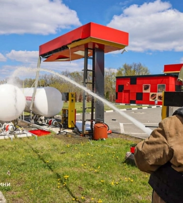 Резервуар із газом спалахнув на АЗС у Харкові після удару БпЛА (відео)