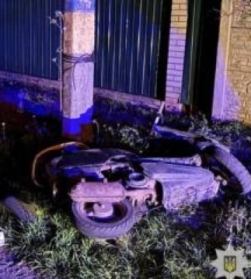 Мопед врізався в електроопору: двоє у лікарні