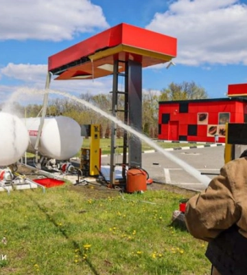 Росіяни знову атакують АЗС у Харкові, є поранені