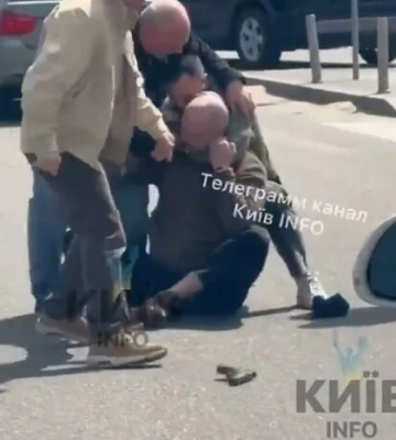 Відео: У Києві на парковці ТРЦ чоловік влаштував стрілянину