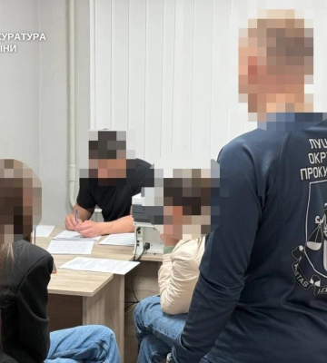 Трьох посадовців ліцею у Луцьку затримали за фіктивне оформлення вчителями ухилянтів
