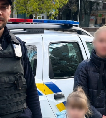 Шукали всі — знайшли патрульні: в Одесі зниклу дитину повернули матері