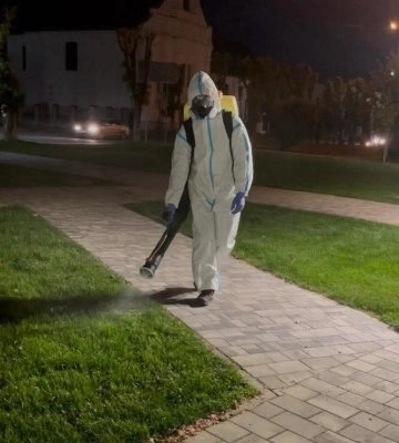 Виноградів «заливають» спецрозчинами: що відбувається у парках та скверах міста