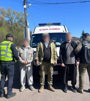 На Закарпатті "ухилянтів" до кордону везли "швидкою" за $14000 (ФОТО)