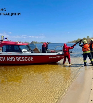 До гасіння залучали катер: у Черкасах на річці Дніпро горів острів (ФОТО)