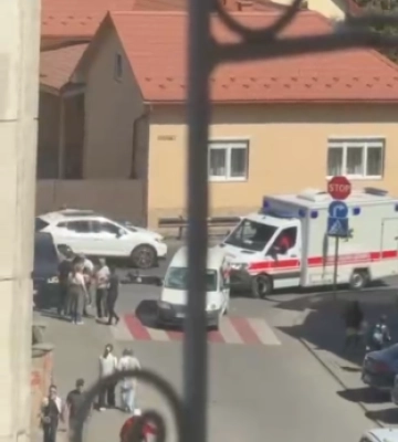 У Мукачеві автомобіль збив водія електросамоката: потерпілого госпіталізували (ФОТО)