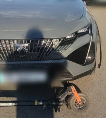 На Київщині водій Peugeot збив дітей на електросамокаті – відео