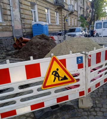 Затяжна аварія на каналізаційному колекторі в центрі Львова. Рух для транспорту перекрито