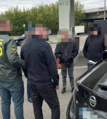 На Волині директор підприємства за 15 тисяч доларів збирався переправити ухилянта за кордон