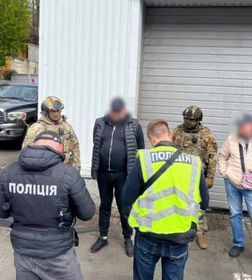 Один человек - 23 000 долларов. В Киеве задержан организатор незаконных выездов за границу