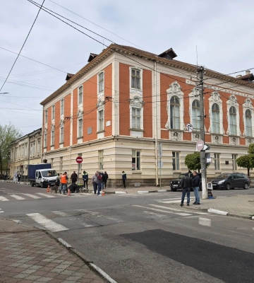 Під час ремонту дороги у Стрию комунальники випадково виявили вхід у тунель часів Австро-Угорщини