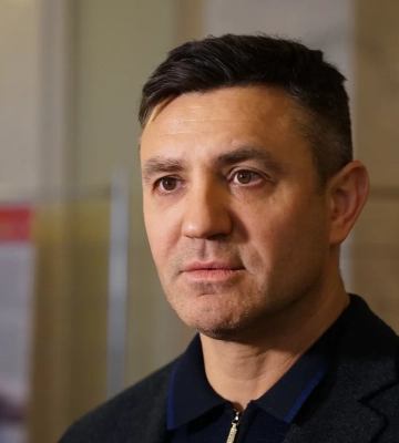 Дело об избиении бойца «Kraken»: народного депутата Тищенко принудительно доставят в суд из-за систематических неявок