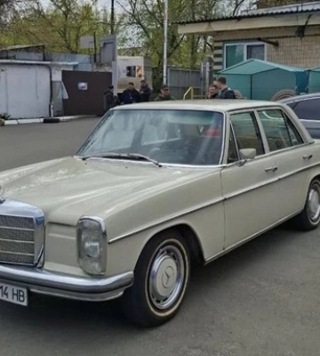 У Києві засвітився Mercedes-Benz W115 1970 року в оригінальному стані
