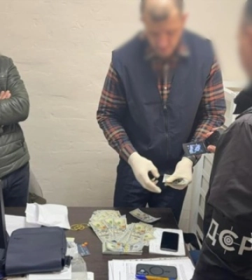 У Луцьку викрито посадовця за хабар у 30 тисяч доларів