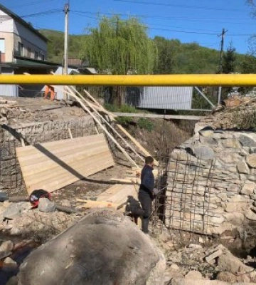Битва за міст на Мукачівщині: Як рятують дорогу Тибава – Стройне від водяної стихії (ФОТО)