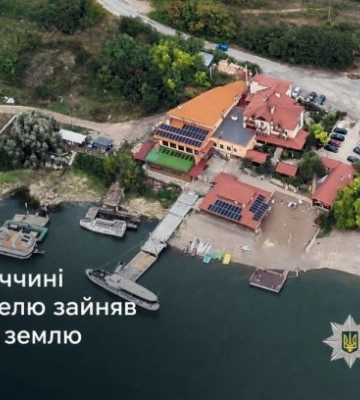 В Хмельницкой области владелец гостиницы занял коммунальную землю у воды и застроил ее