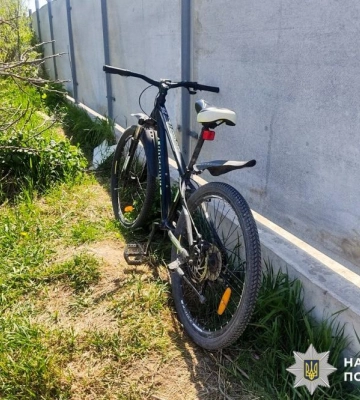 У Квасилові біля супермаркету чоловік вкрав у 12-річного хлопця велосипед