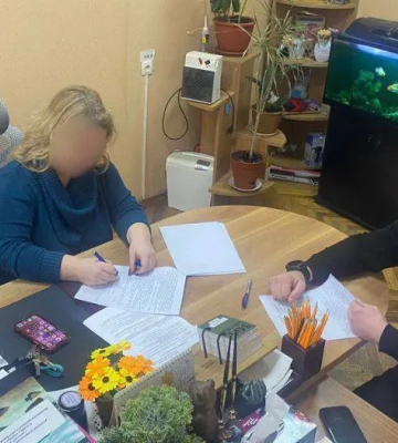 Посадовицю судитимуть за недбалість, що дозволила матері катувати сина дев’ять місяців