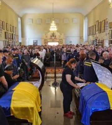 У Полтаві попрощалися з рятувальниками, які загинули внаслідок ракетного удару
