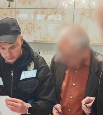 Представлялся сотрудником СБУ. В Киеве мужчина обвинял пенсионеров в спонсировании РФ и выманивал деньги — полиция