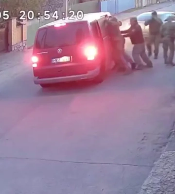 В Виннице ТЦК затащил в автобус мужчину с действующей отсрочкой — очевидцы сняли всё на видео