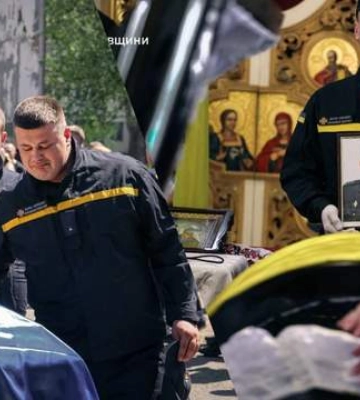 В Полтаве попрощались с погибшими в результате удара России спасателями