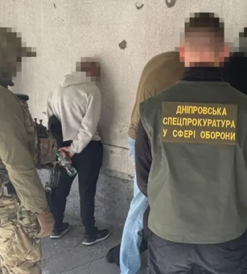 Вимагав у ветерана гроші за зняття з військового обліку. У Дніпрі затримано працівника ТЦК