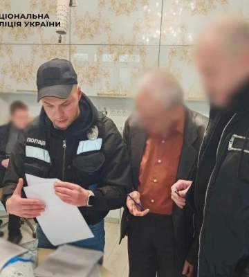 Представлялся сотрудником СБУ. В Киеве мужчина обвинял пенсионеров в спонсировании РФ и выманивал деньги — полиция
