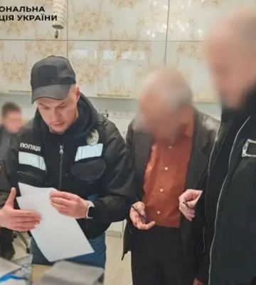 Представлялся сотрудником СБУ. В Киеве мужчина обвинял пенсионеров в спонсировании РФ и выманивал деньги — полиция