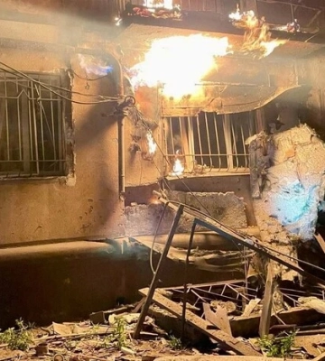 Нічна атака на Дніпро: ворожий дрон влучив у житлову багатоповерхівку, є постраждалий
