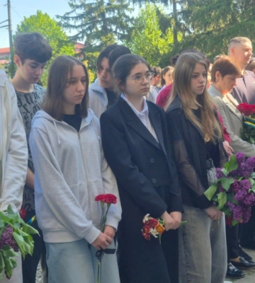 У Новоселиці на фасаді ліцею відкрили меморіальну дошку на честь Героя Мірчі Зварича