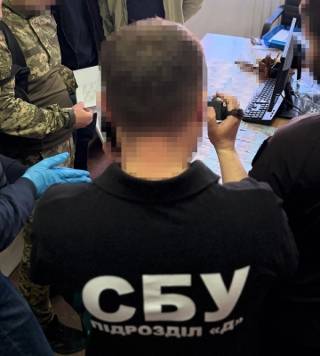 На Закарпатті викрили схему поборів за працевлаштування до державної установи: підозру отримав посадовець Держекоінспекції