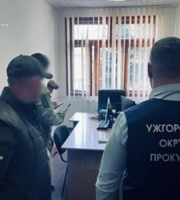 Хабар в Ужгороді: посадовець екоінспекції «торгував» робочими місцями за тисячі доларів