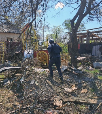 БпЛА атакував Новобаварський район Харкова: спалахнула пожежа, є постраждалі