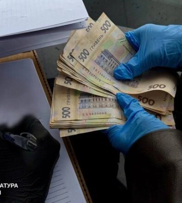 У Харкові затримали співробітницю виконавчої служби за "вирішення питань" за хабар